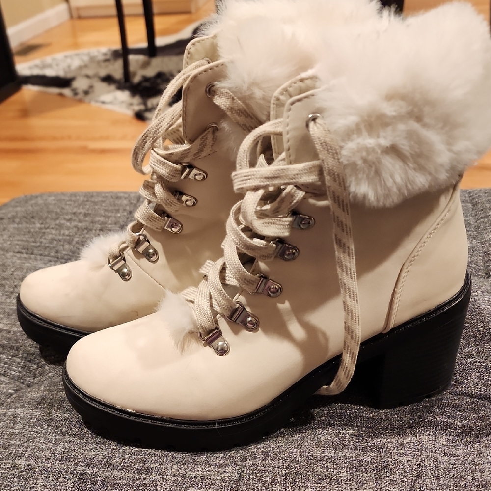 Esprit Off-White Fur-Lined Lace-Up Boots
